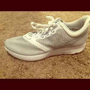 Size 11 women’s Nike Zoom tennis shoes